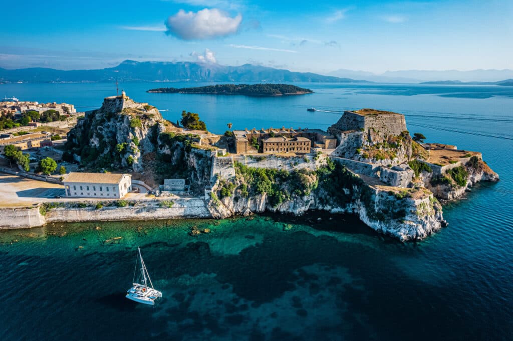 Vue aérienne sur la vieille forteresse vénitienne de Corfou, la côte de la mer Ionienne. et les alentours