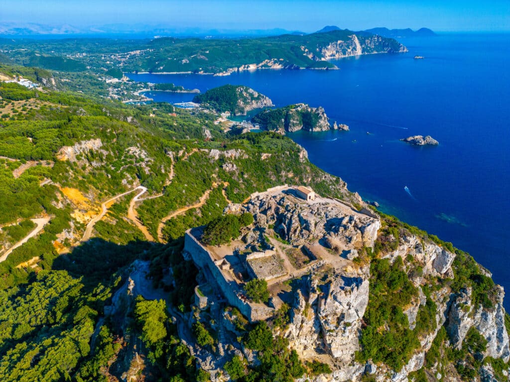 Vue aérienne du château etAngelokastro du littoral de Paleokastritsa sur l'île de Corfou.