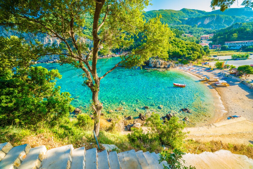 Un escalier desce,d vers une crique de Paleokastritsa.