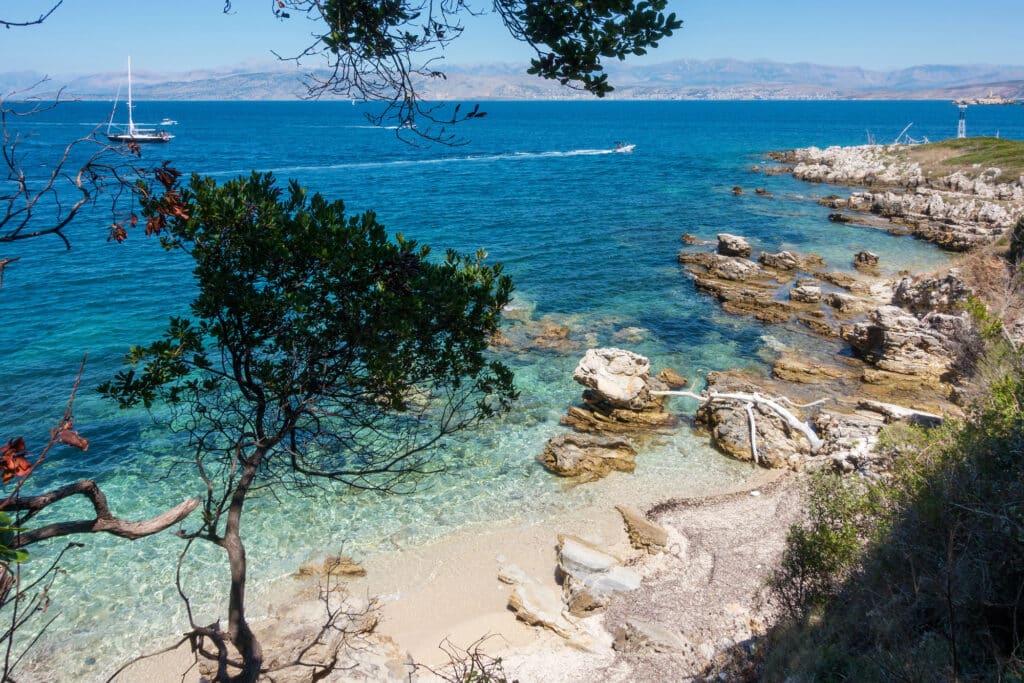 Magnifique vue sur la c^te d'Erimitis depuis le sentier de randonnée en forêt du même nom.