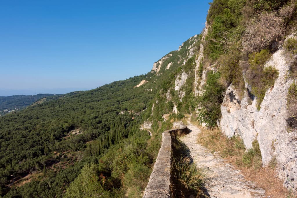 Le Gaidouromonopati serpente à flanc de montagnes vers Makrades