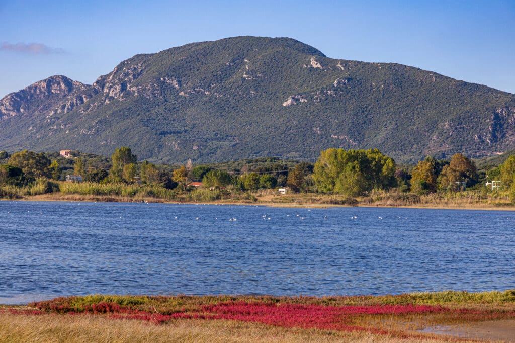 Lac de Korission et montagne sur l'île de Corfou, Grèce