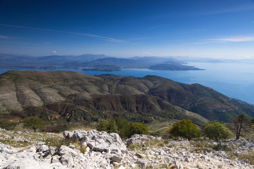 Vue du littoral albanais et des montagnes, depuis le monastère byzantin sur le mont Pantokrator, Corfou, Grèce