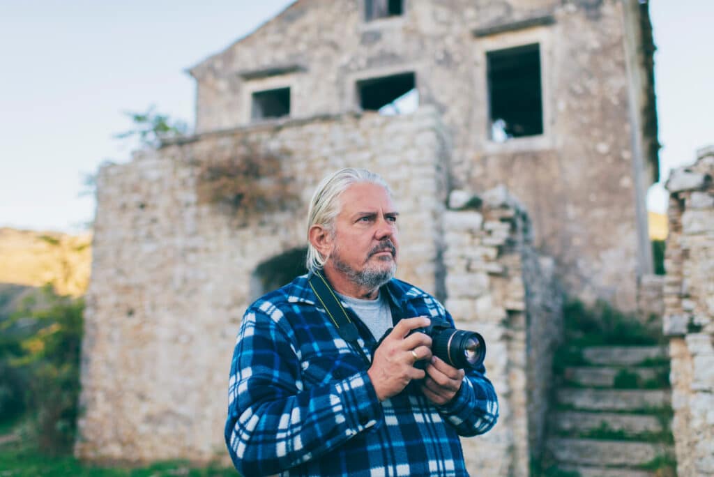 Un photographe dans le village abandonné de Old Perithia dans les hauteurs de Corfou