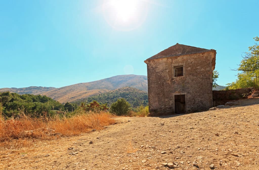 Une maison abandonnée le long du sentier de randonnée du Corfu Trail.