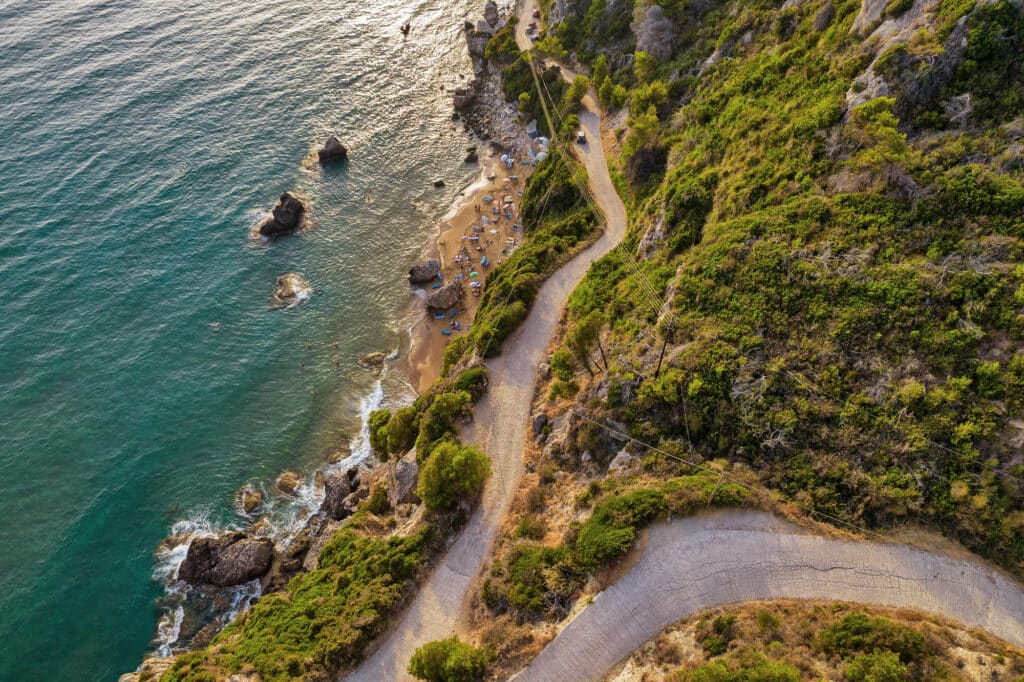 La plage de Mirtiotissa et le sentier de motagne entre Pelekas et Liapades sur la côte ouest de Corfou.
