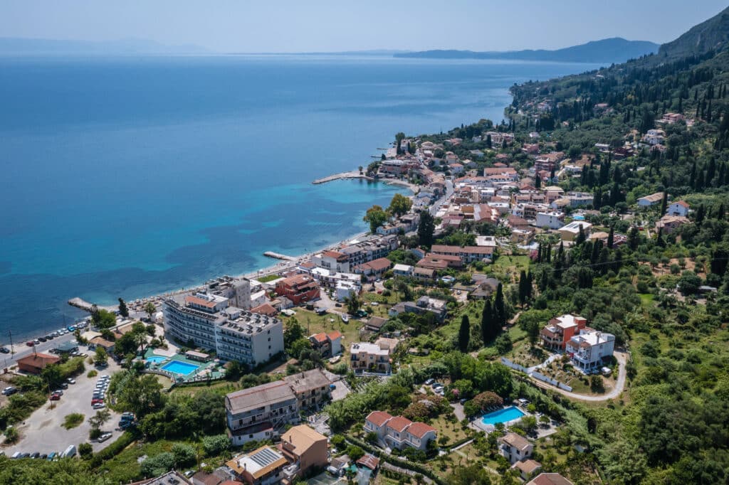 Vue de Benitses depuis les hauteurs environnantes.