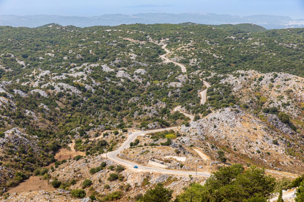 Paysages de montagne de l'île de Corfou vus du sommet du Pantokrator.