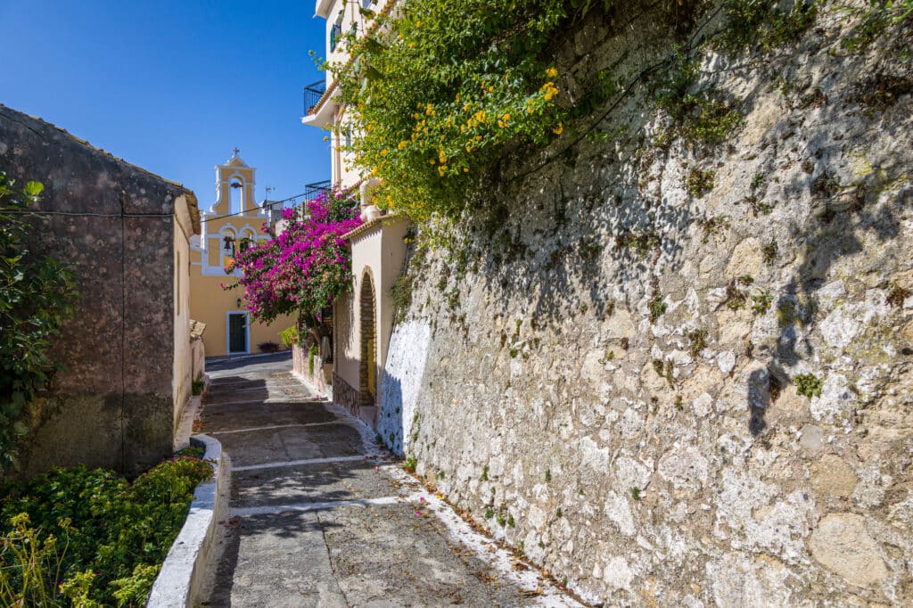 Une église au bout d'une ruelle du village de Pelekas sur l'île de Corfou.