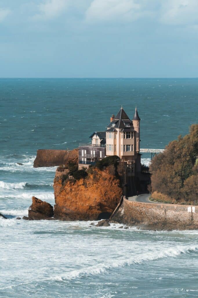 Villa Belza sur son rocher face à l'océan Atlantique à Biarritz, Côte Basque