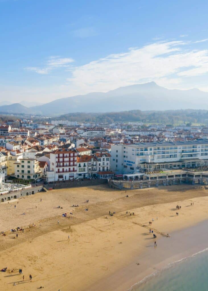 Vue aérienne de la plage et du centre-ville de Saint-Jean-de-Luz avec la Rhune en arrière-plan