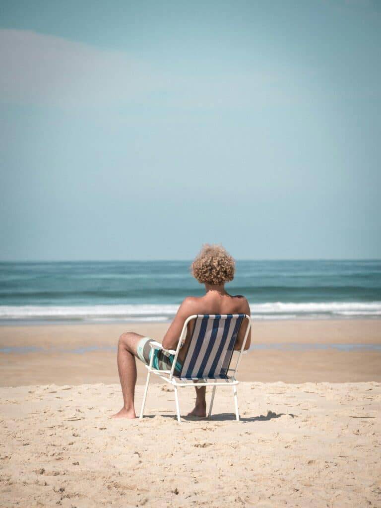 Détente face à l'océan sur la plage de Biscarrosse, côte landaise