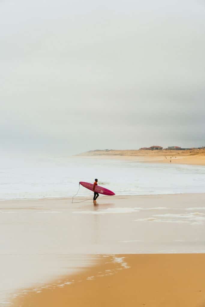 Surfeur sur la plage d'Hossegor, capitale européenne du surf