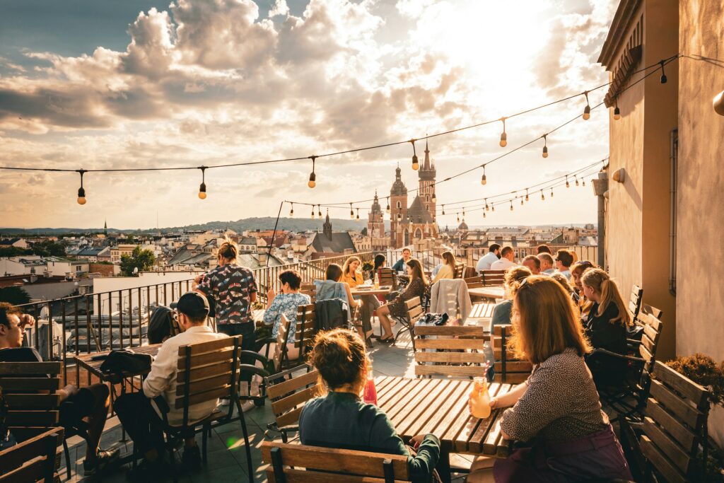 Vue sur la basilique Sainte-Marie depuis une terrasse de Cracovie au coucher du soleil