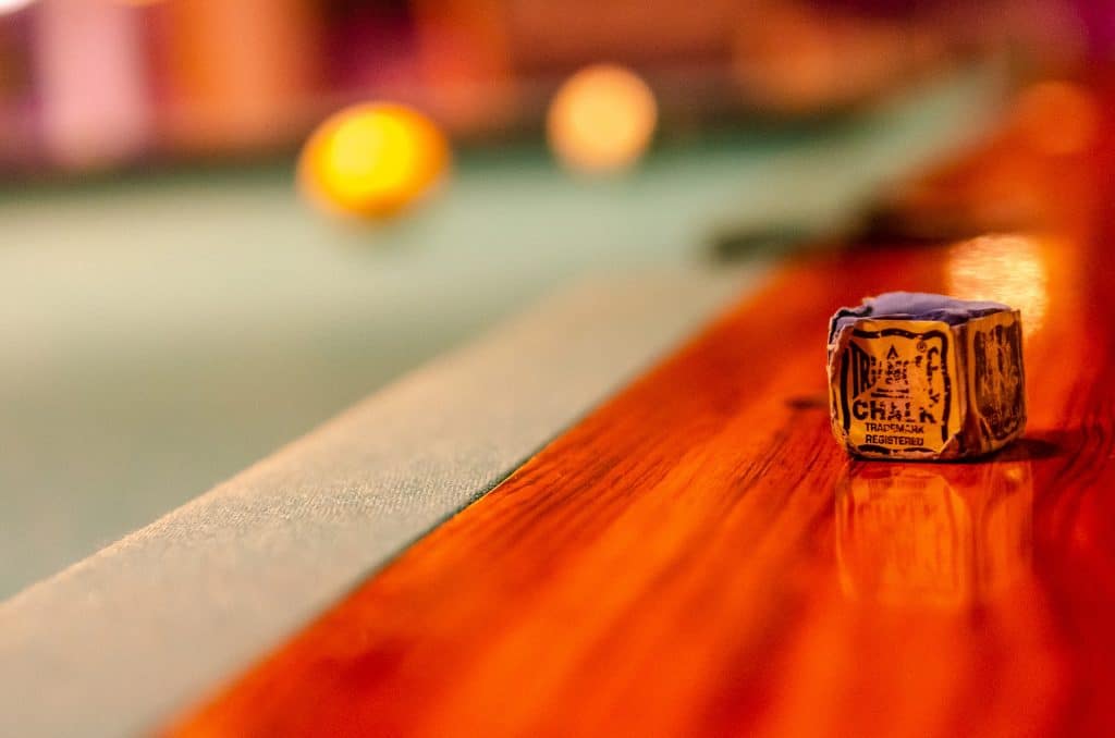 Craie poser en bordure d'une table de billard.