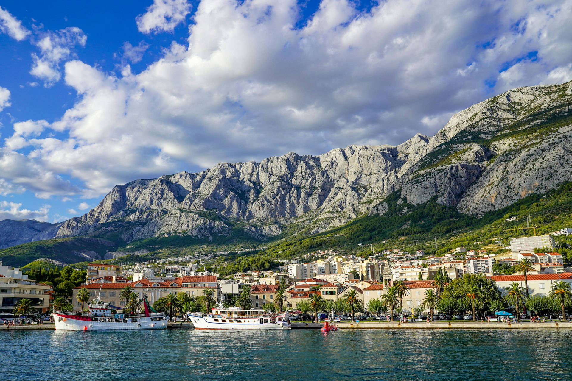 Port de Makarska au pied du massif du Biokovo, bateaux amarrés sur le front de mer