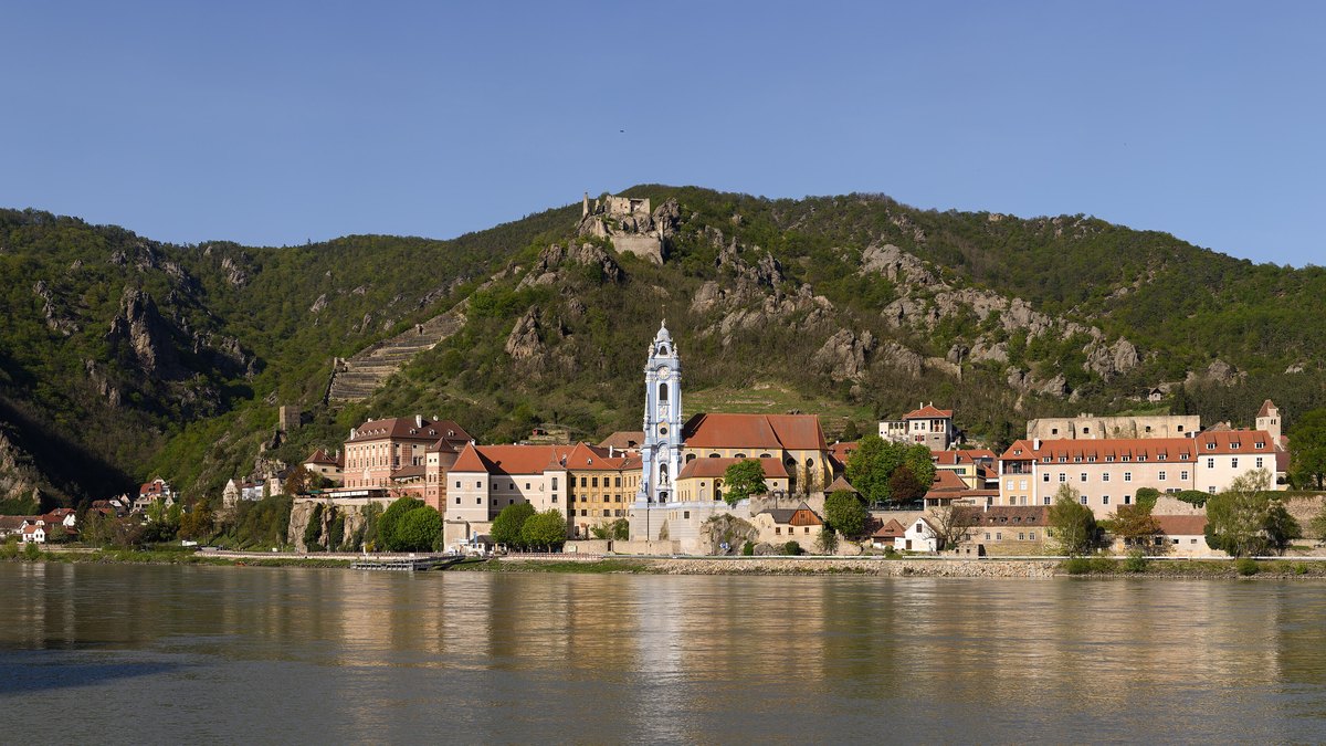 Le village de Dürnstein et son clocher bleu et blanc au bord du Danube, dans la vallée de la Wachau