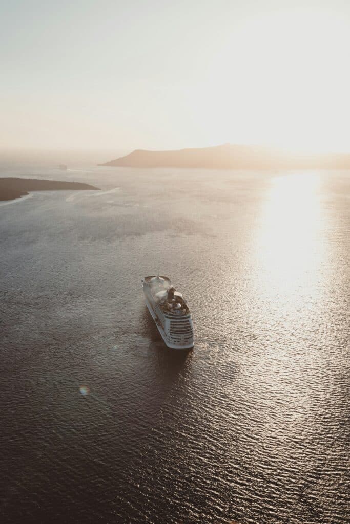 Vue aérienne d'un paquebot naviguant vers les îles grecques au coucher du soleil