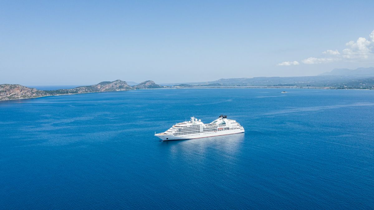 Navire de croisière de luxe voguant sur les eaux bleues de la mer Égée