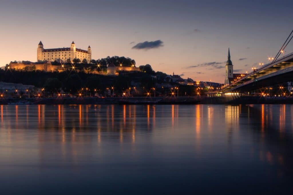 Le Danube de nuit à Bratislava (Slovaquie)