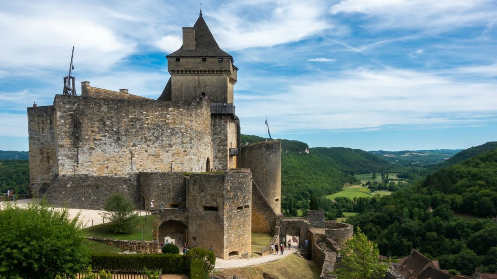 Un châteaux médiéval en Dordogne, une destination phare du camping en France.
