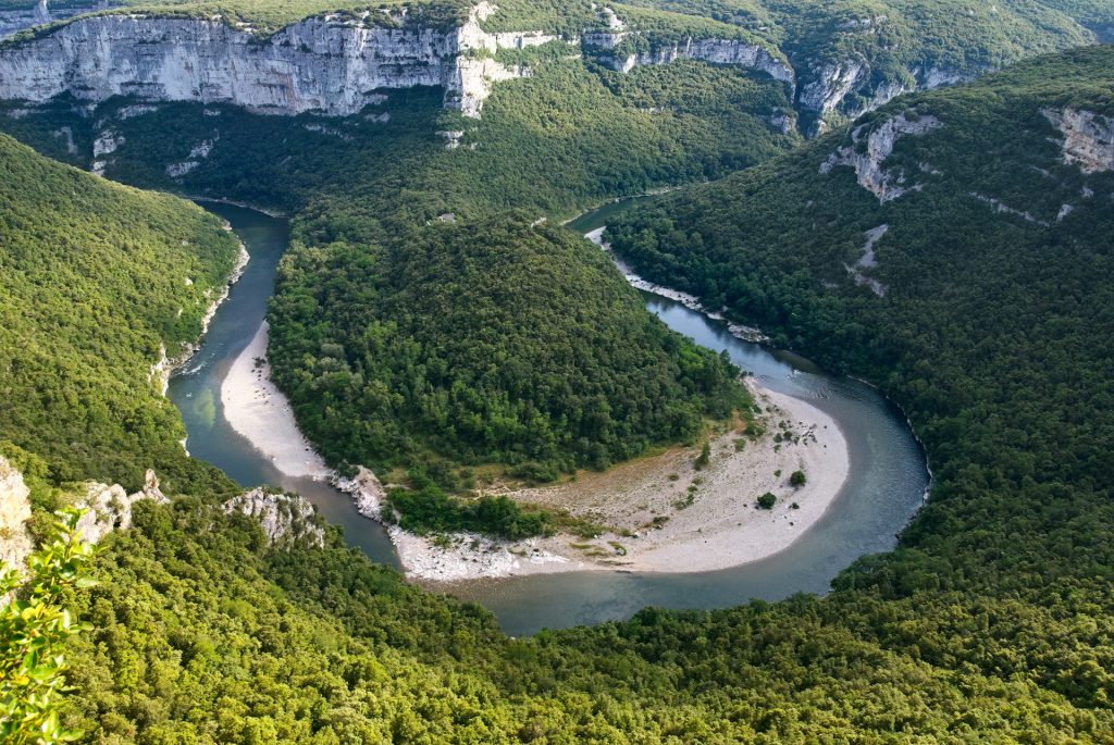 Vue panoramique sur les gorges de l'Ardèche.