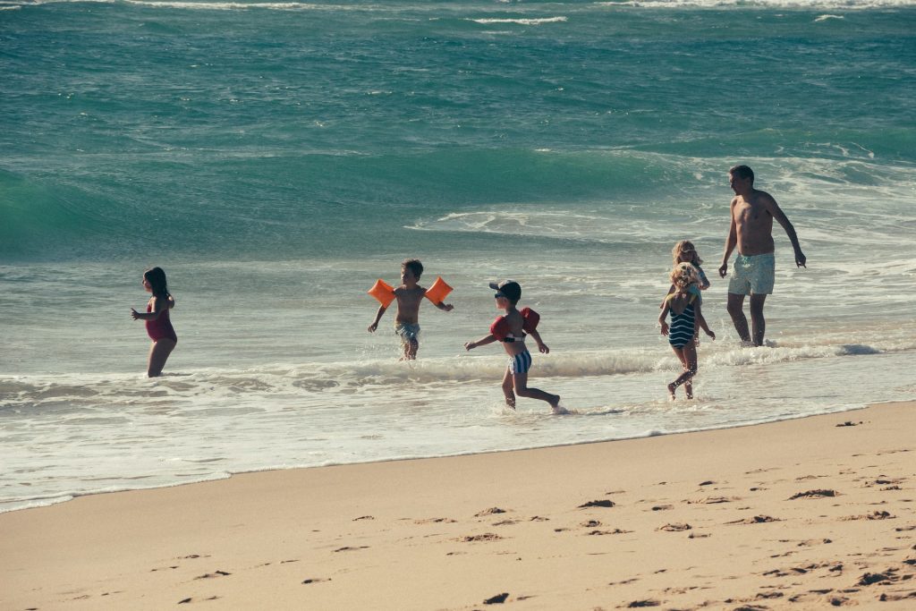 Une famille joue sur la plage de Biscarrosse.
