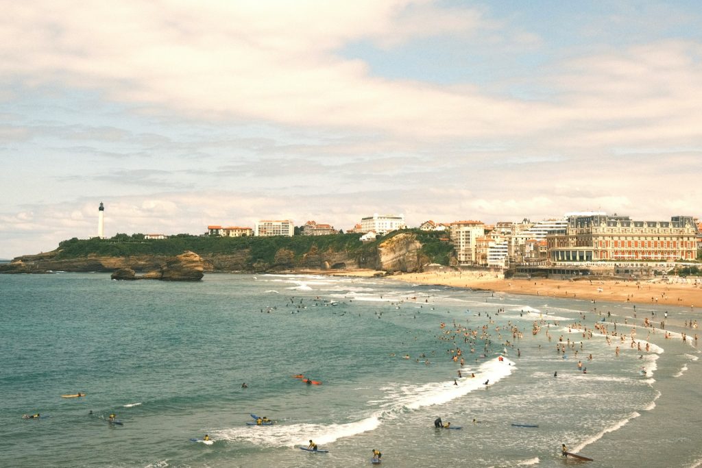 La plage de Biarritz dans le pays basque français.