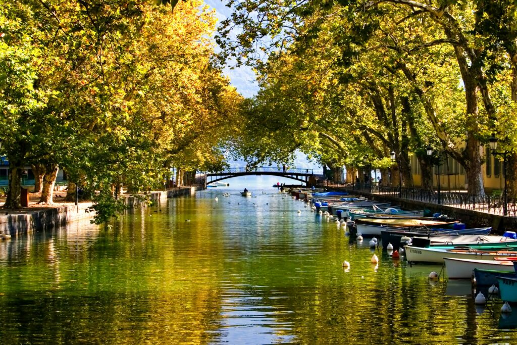 Le pont des Amours à Annecy et des bateaux amarrés le long des quais