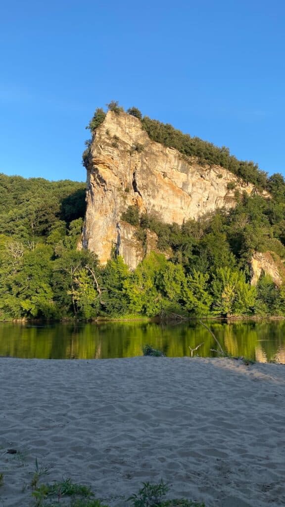 Superbe falaise à Vitrac dans le Cantal