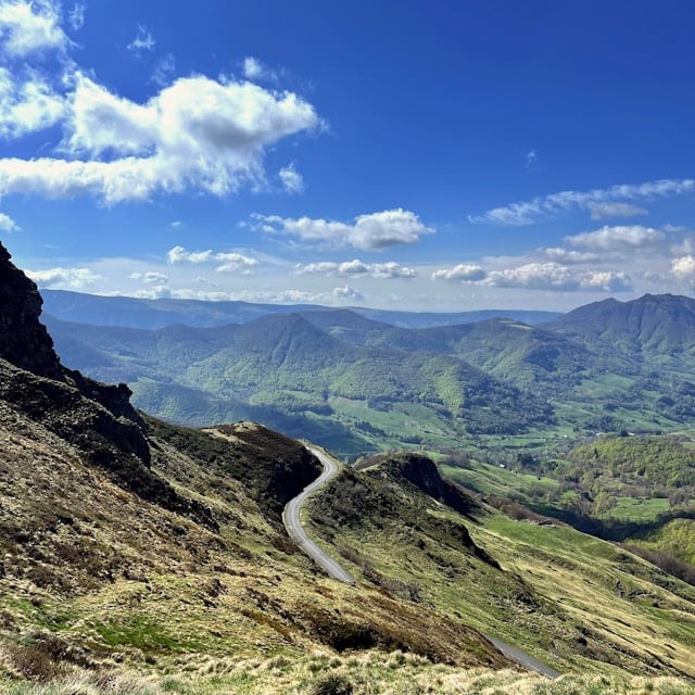 Une route déserte serpentant dans le massif cantalien
