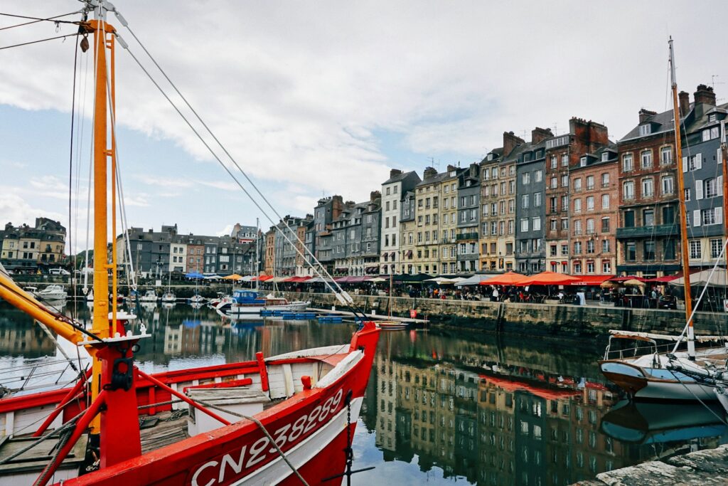 Le port d'Honfleur, un cadre romantique pour un week-end en couple en normandie