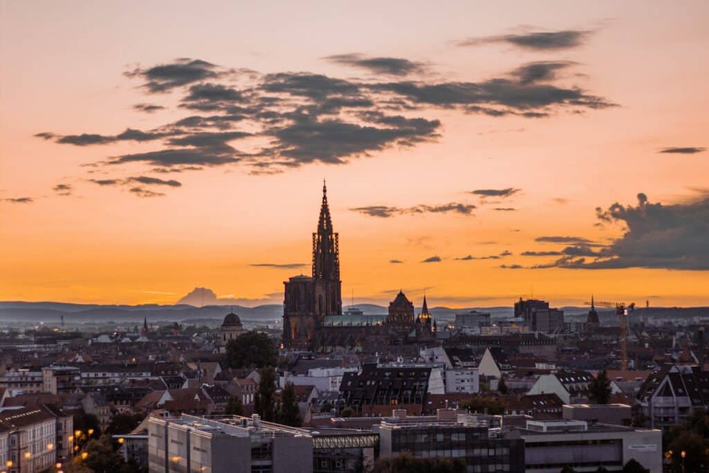 La skyline de Straboug avec sa cathédrale à l'aube.