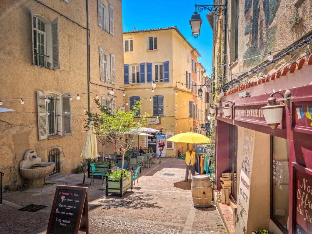 Une ruelle de Lorgues, un village romantique du Var.
