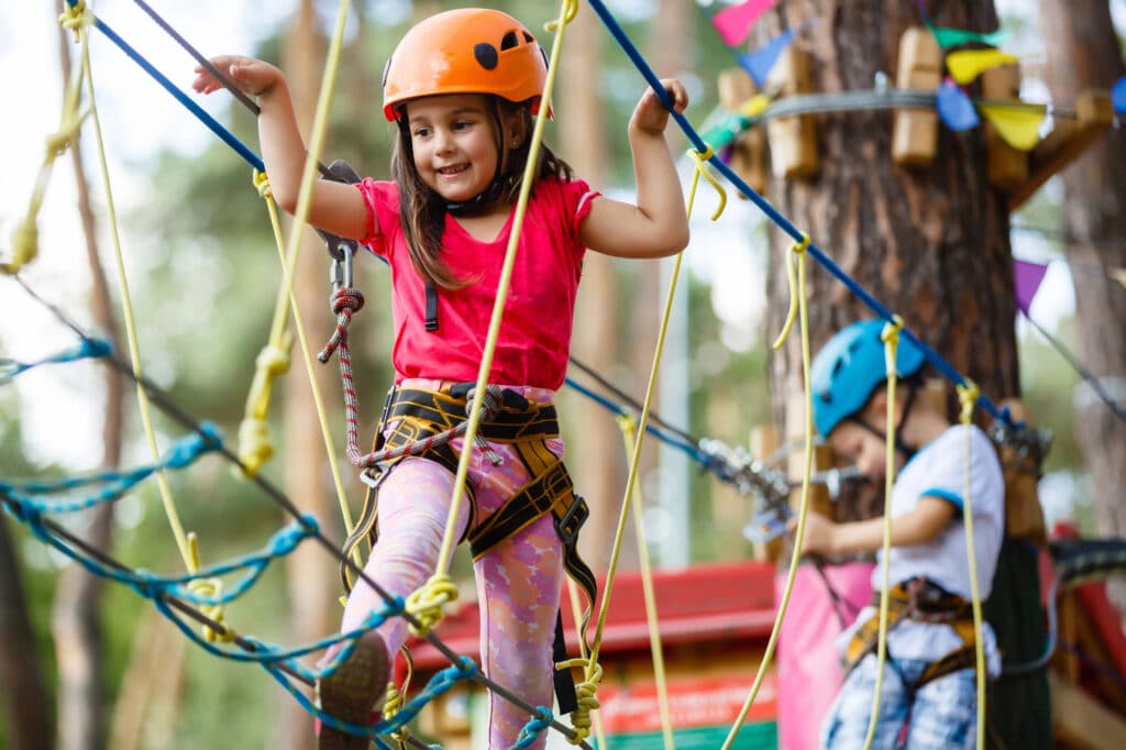 Des enfants sur un parcour d'accrobranche