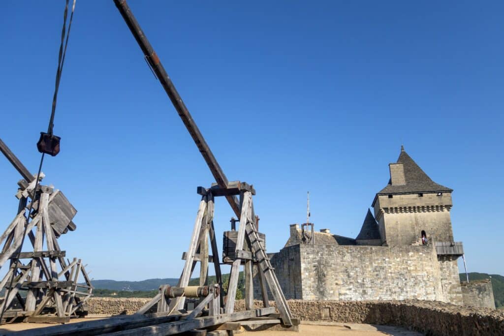 Machines de guerre médiévales face au château de Castelnaud