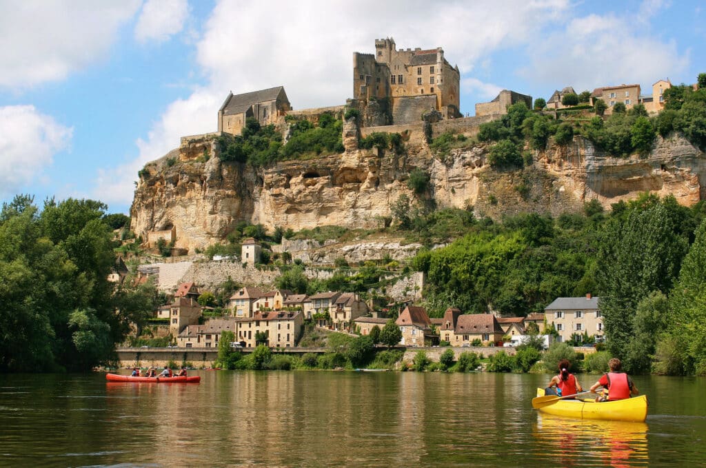 Des personnes font du canoë Kayak sur la Dordogne