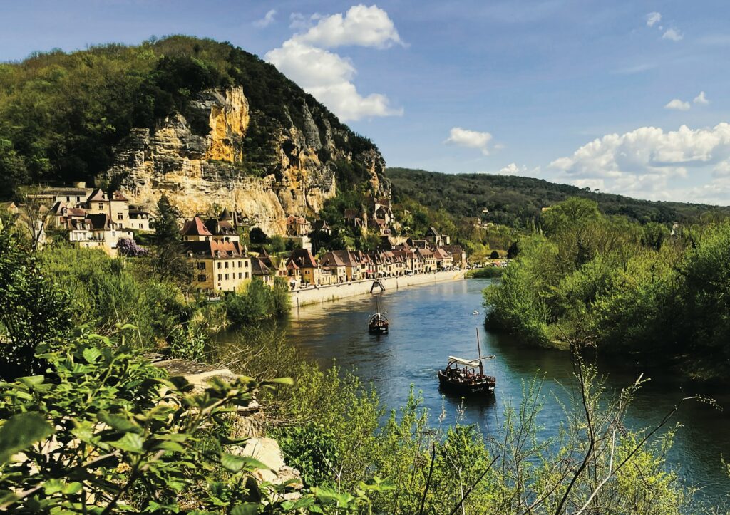 Des Gabares descendent la Dordogne à La Roque-Gageac