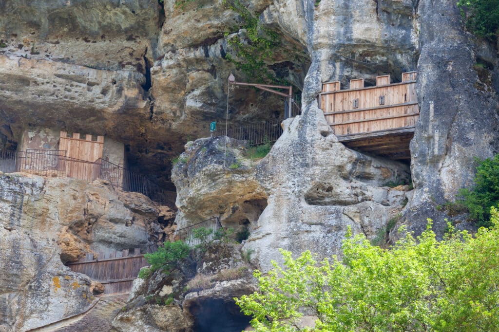 La Roque Saint Christophe : un site troglodyte exceptionnel en Dordogne