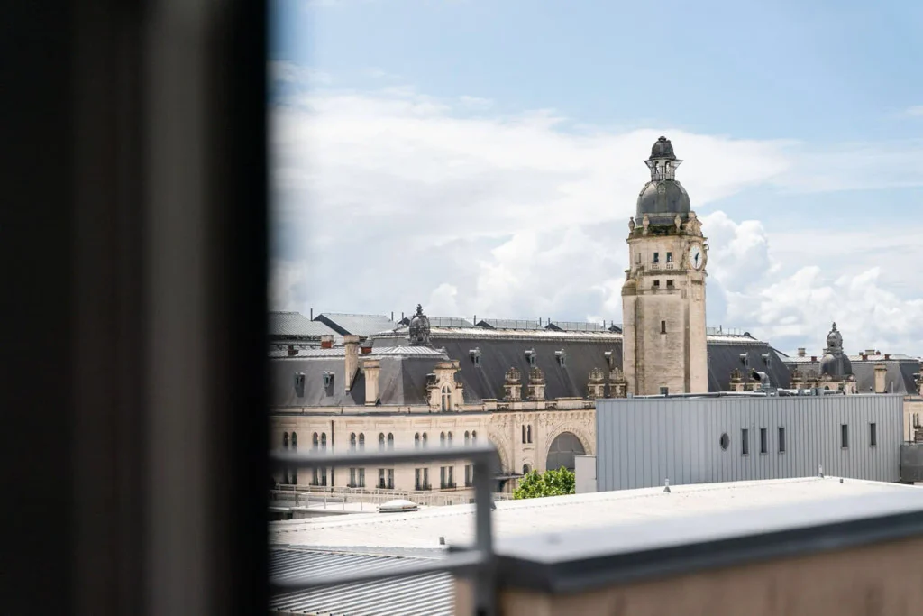 Campanile de la gare SNCF de La Rochelle vu depuis une fenêtre du Masq Hôtel