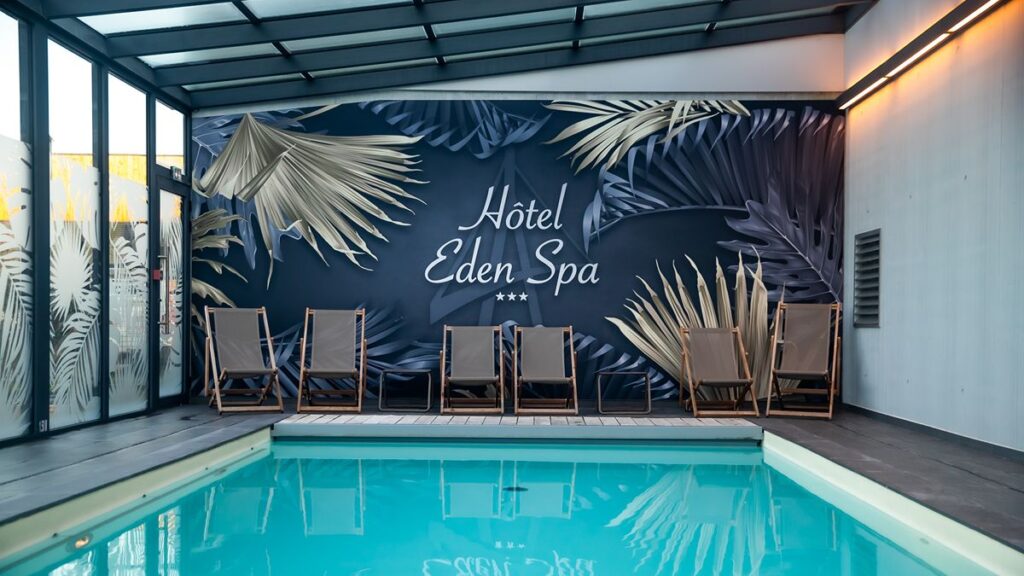 Transats au bord de la piscine intérieure chauffée de l'hôtel Eden Spa Honfleur.