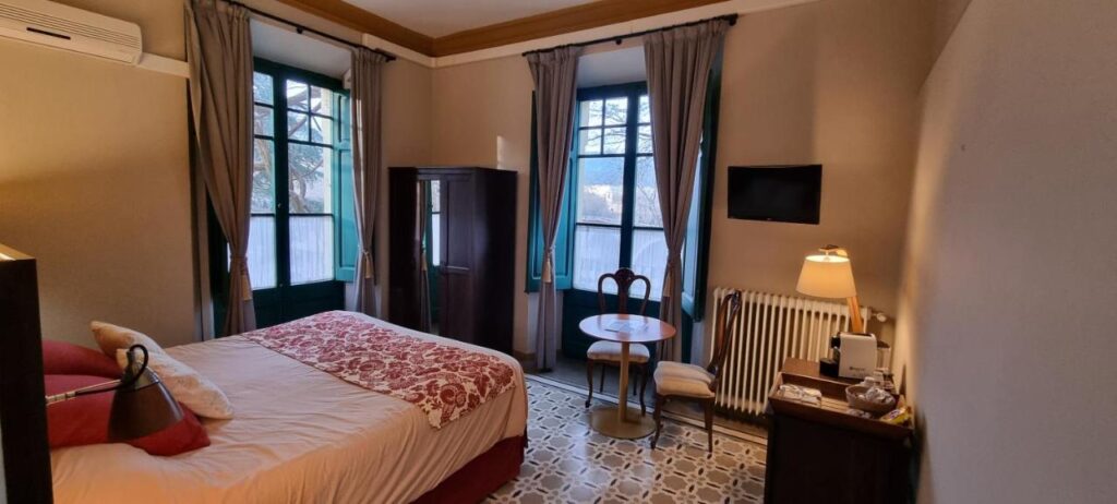 Une chambre double de l'hôtel Els Jardins de la Martana à Besalú