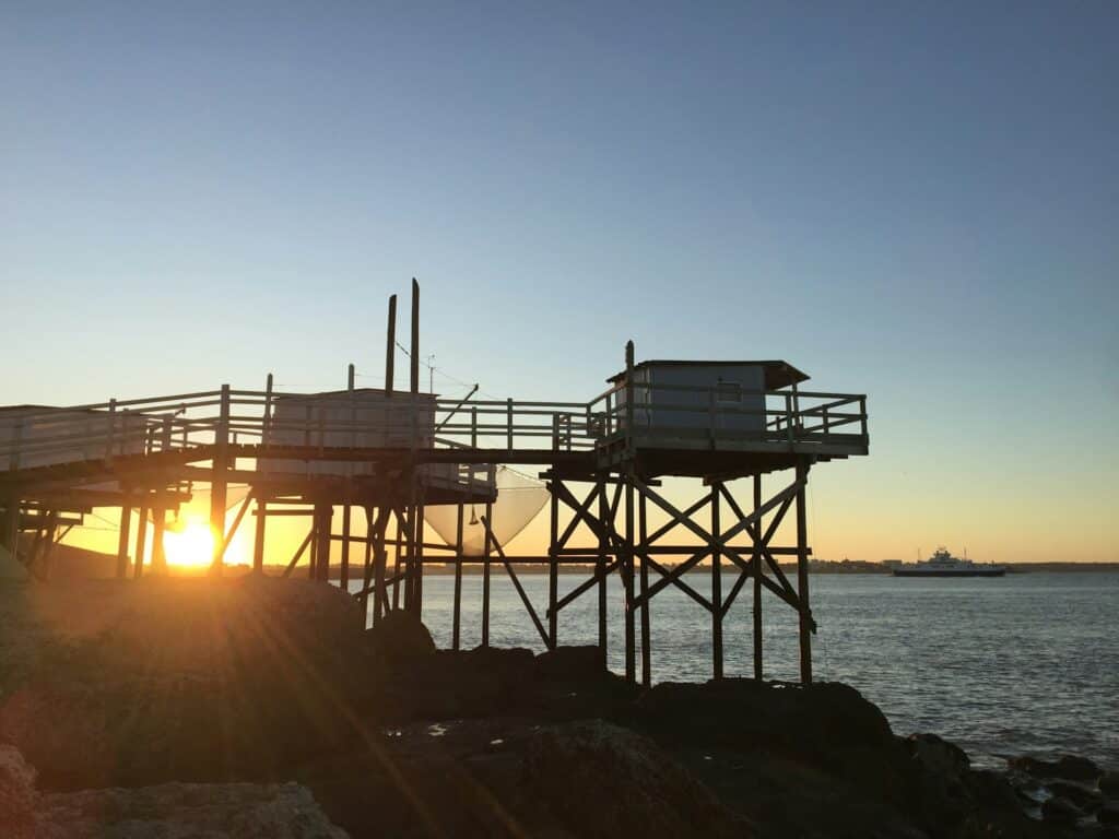 Carrelet traditionnel au coucher de soleil sur l'estuaire de la Gironde près de Royan