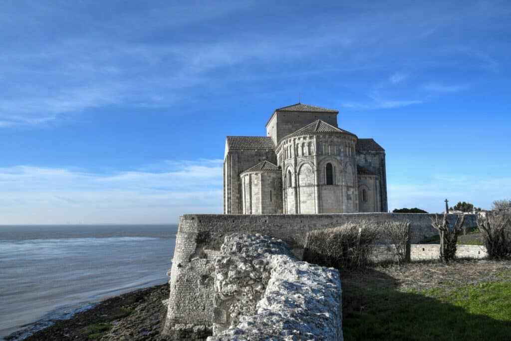 Église romane Sainte-Radegonde de Talmont-sur-Gironde surplombant l'estuaire