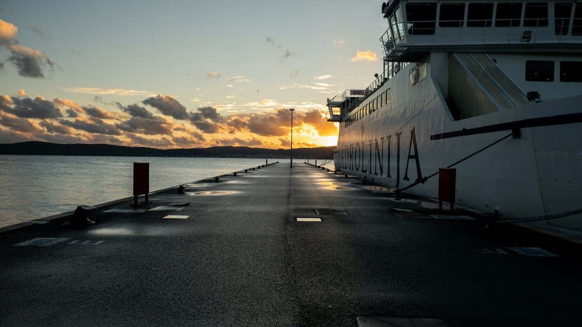 Car-ferry Jadrolinija à quai au port de Zadar-Gaženica, au coucher du soleil