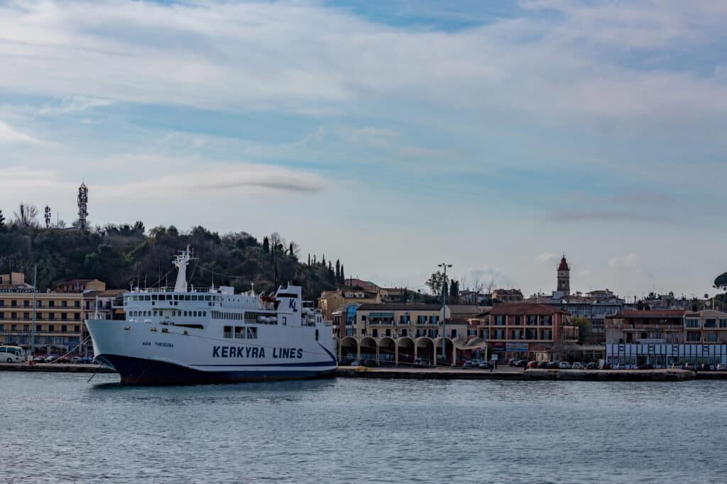 Un ferry amarré dans le port de Corfou