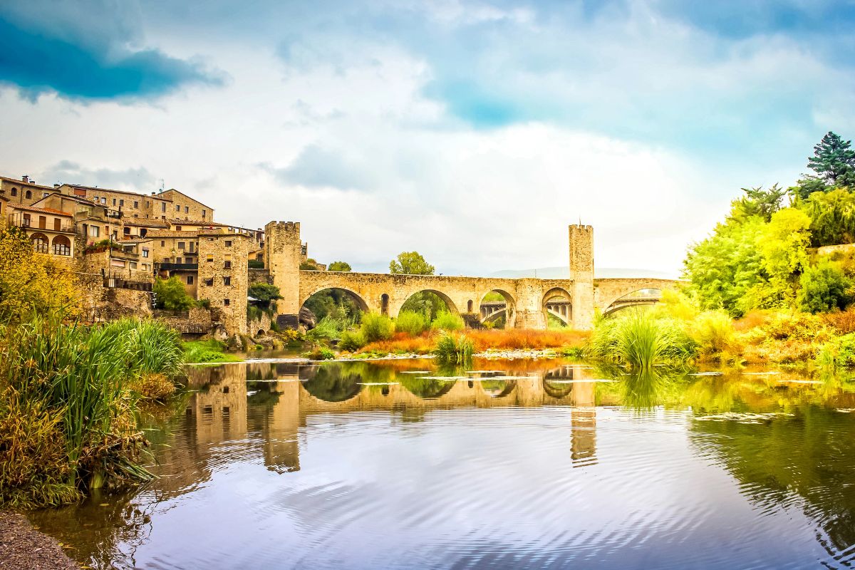 garrotxa-besalu Le village Besalu et son pont médiéval.