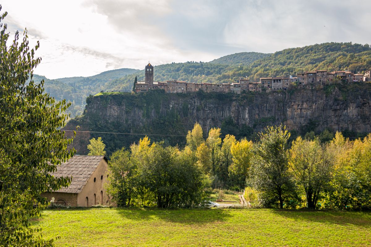 garrotxa-Castellfollit-de-la-Roca Le village de Castellfollit de la Roca perché sur sa falaise de basalte.