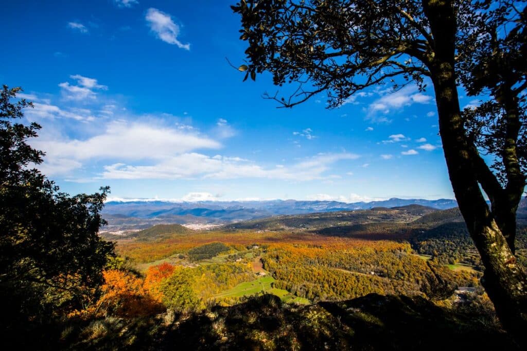 Panorama sur la Garrotxa pris du circuit de la Fageda d’en Jordà en Automne