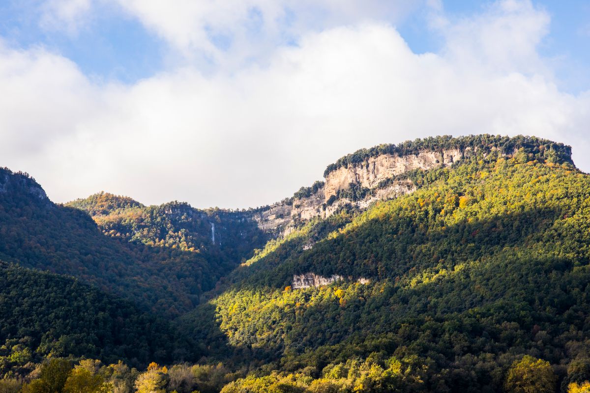 garrotxa-la-vall-d-en-bas Panorama montagneux vue du village de La Vall d'en Bas.